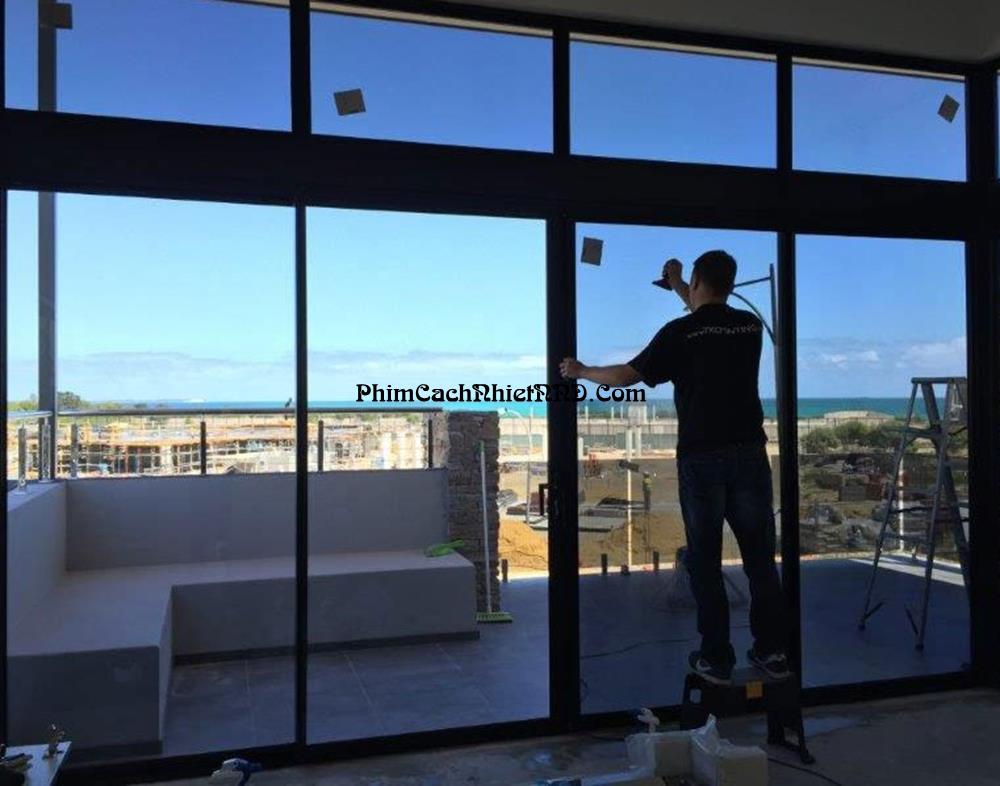Hướng dẫn dán phim cách nhiệt cho cửa kính nhà đẹp Như Thợ
